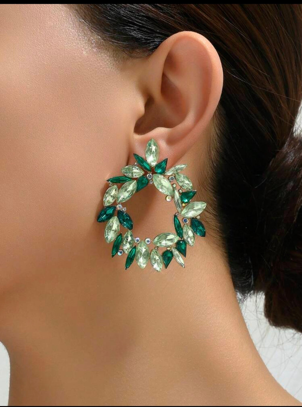 Boucles d’oreilles vertes avec perles, style frais et moderne